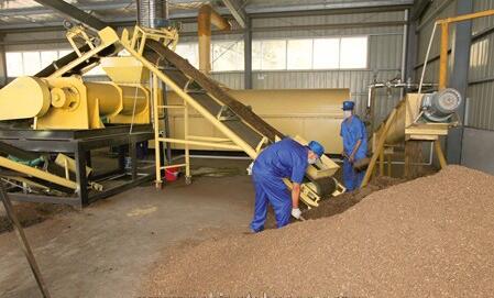 菌棒有機(jī)肥生產(chǎn)設(shè)備實拍