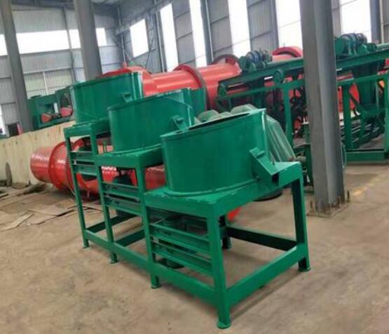 雞糞有機肥加工廠都是如何發(fā)酵堆制有機肥料的？