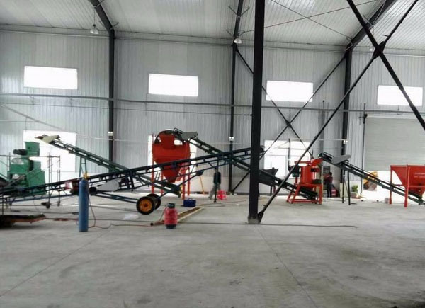 為什么有機(jī)肥加工廠在堆制糞便時會添加秸稈作為輔助原料？