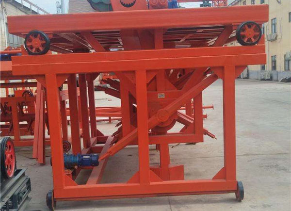 履帶式翻堆機(jī)在進(jìn)行翻拋?zhàn)鳂I(yè)時需要注意哪些問題？